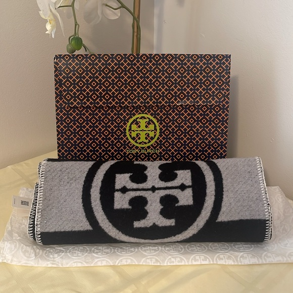 BNWT: Tory Burch scarf (black and white) 100% wool - Picture 7 of 11
